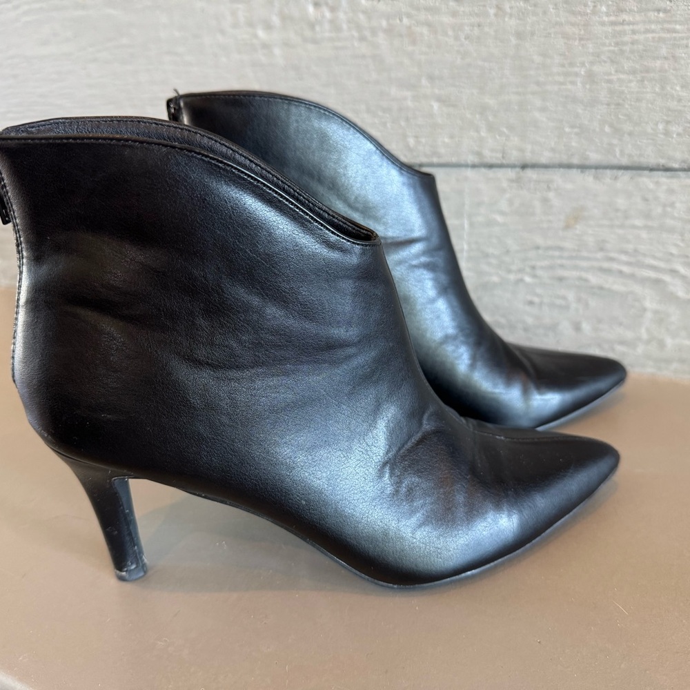 H by Halston Black Heeled Boots Sleek Design